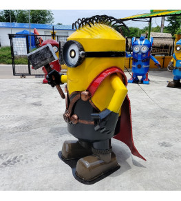 Minion Thor mit Hammer in Rot