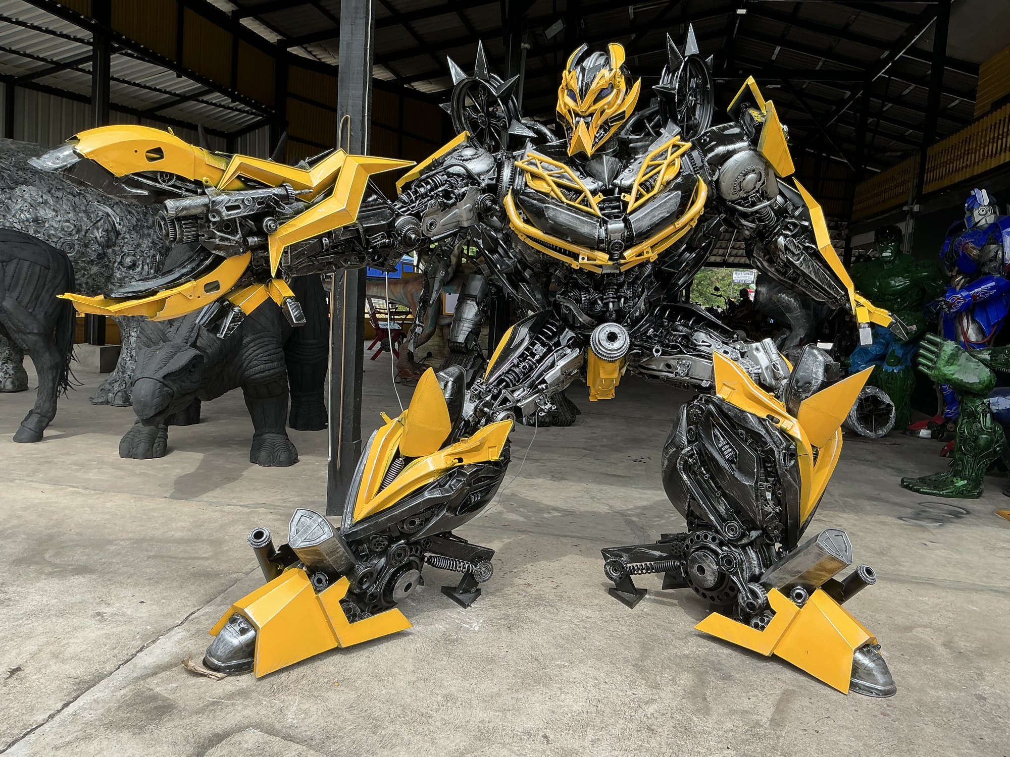 Металлическая скульптура Bumblebee 270 см с крыльями-лезвиями