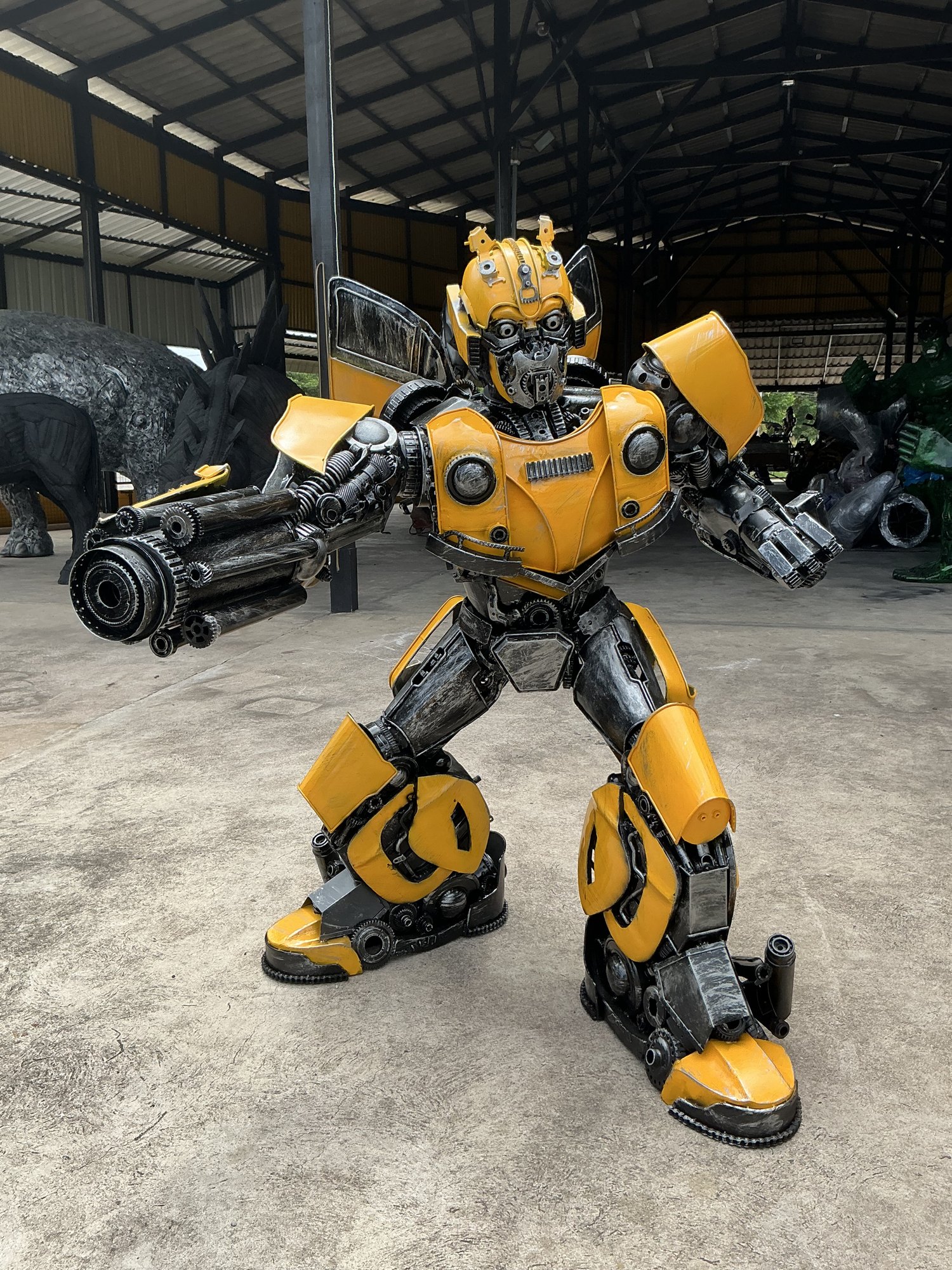 Металлическая скульптура Bumblebee с подсветкой глаз