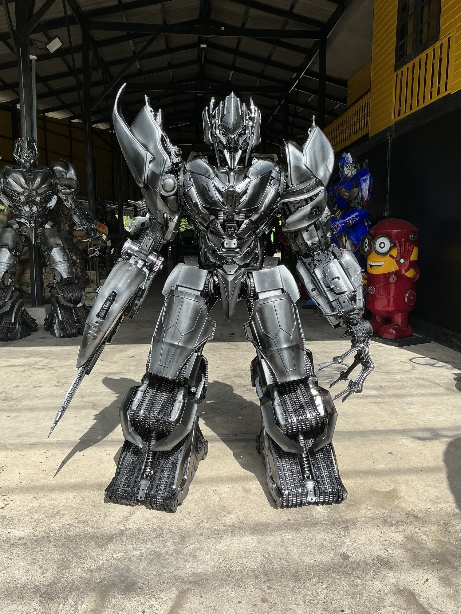 Металлическая скульптура Megatron с подсветкой глаз