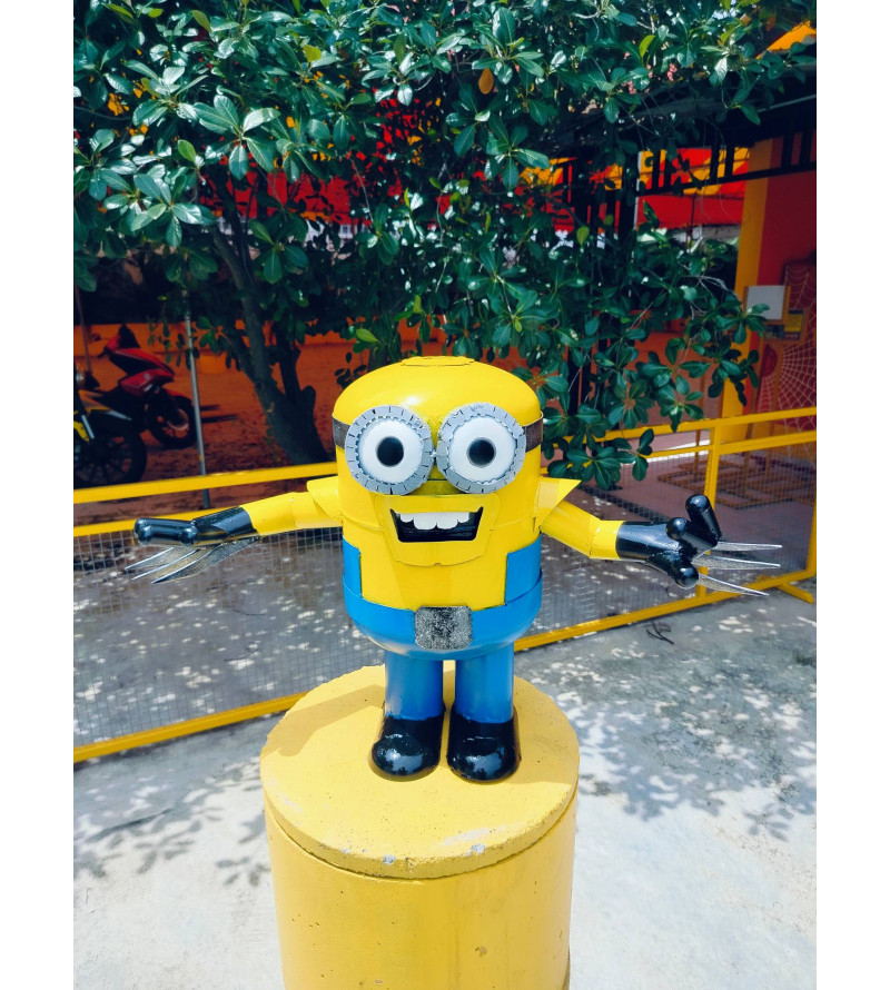 Minion with knives 48 cm high